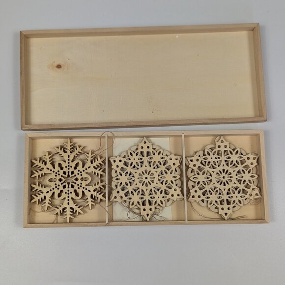 Metropolitan Museum of Art NY Wood Snowflake Ornament Set of 9 in Original Box - Picture 1 of 5
